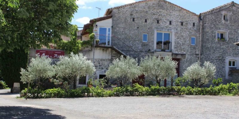 Maison d'hôtes à vendre avec gîtes, chambres d'hôtes et restaurant de groupe à Bragassargues, près de Quissac dans le Gard (Occitanie)