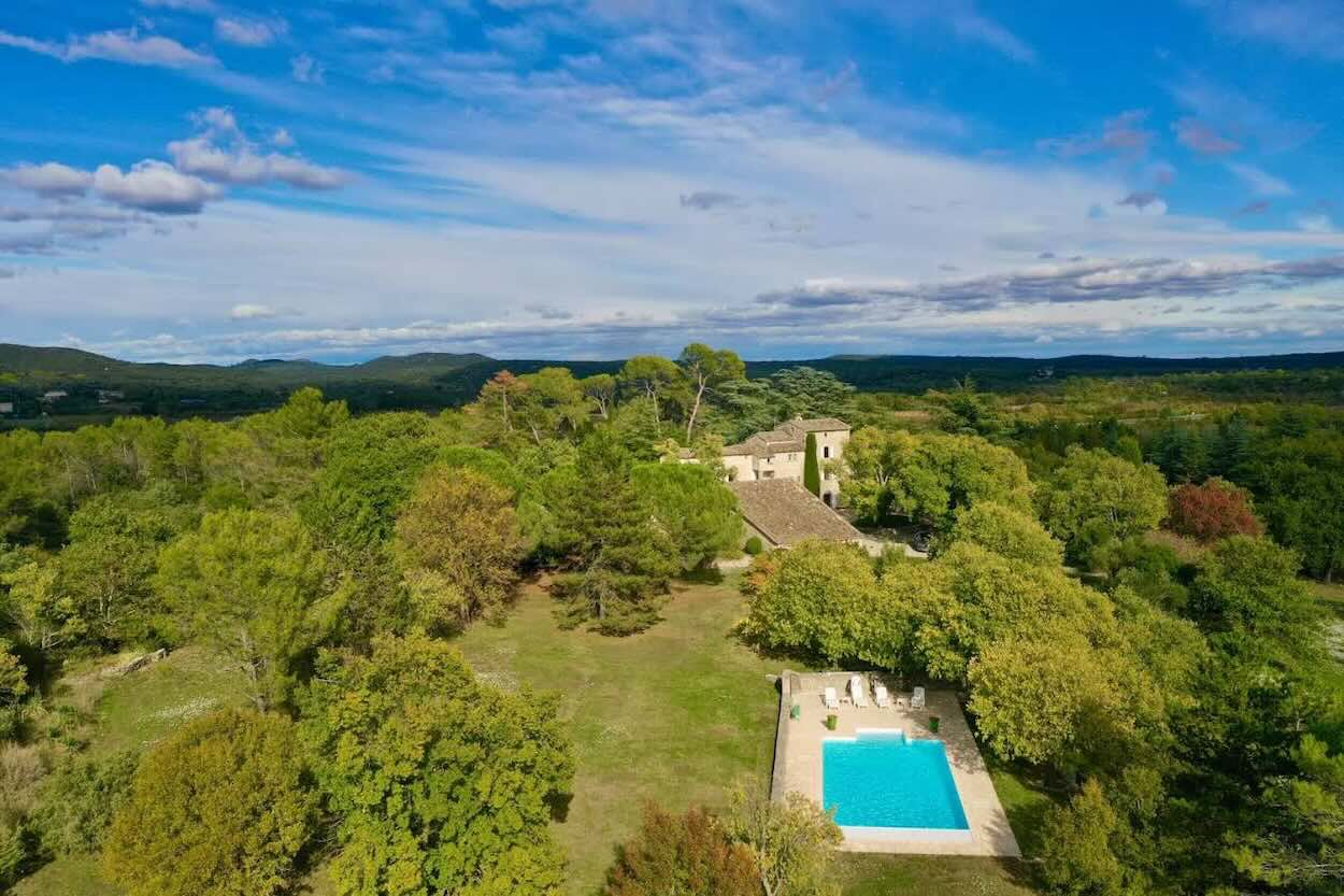 Vue aérienne de ce mas du 18e siècle à vendre dans le Gard transformé en maison d'hôtes de charme avec piscine