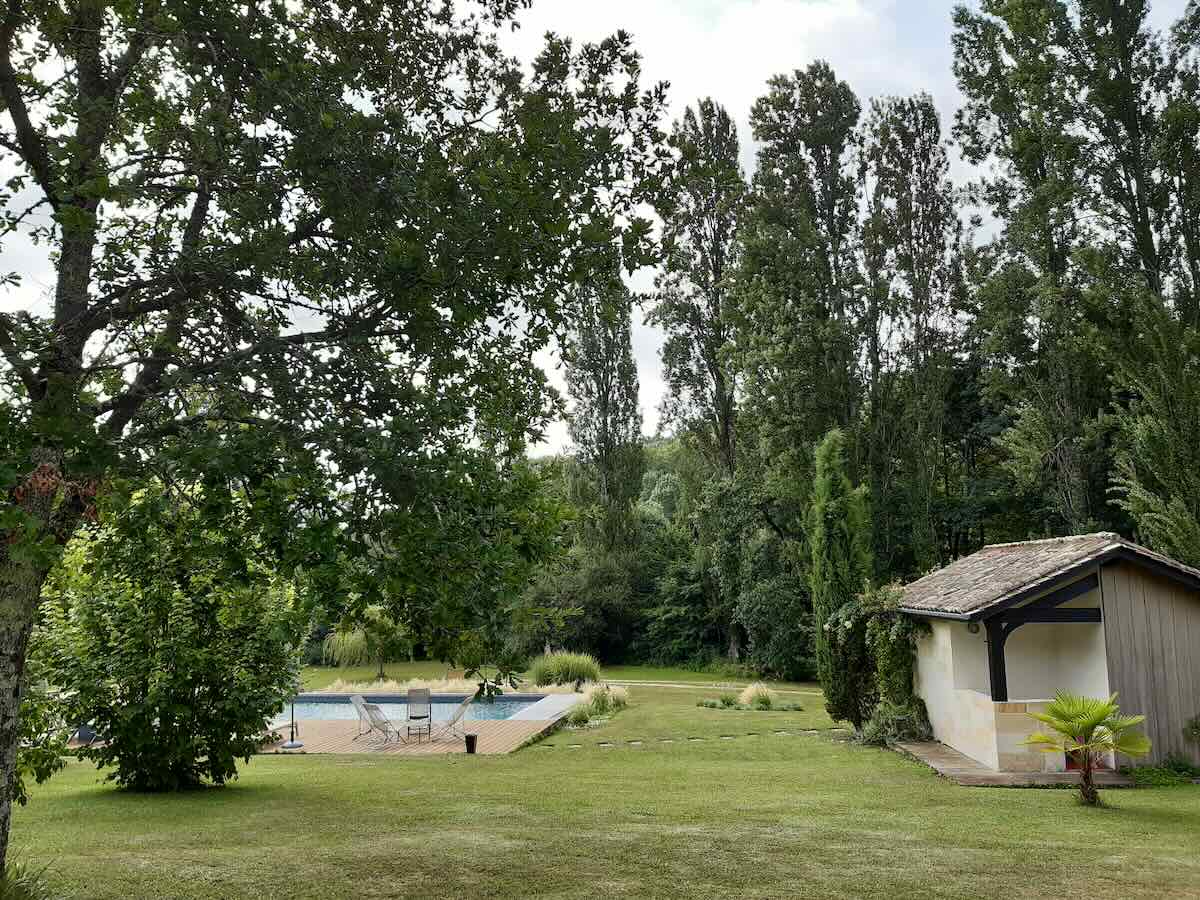 Piscine extérieure de la maison d'hôtes à vendre dans le Sud-Ouest de la France, en Nouvelle-Aquitaine